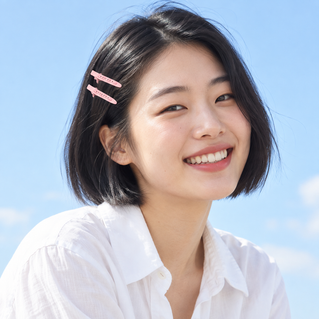 ELAUR clips lifestyle collection with a natural smiling model